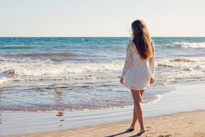 kobieta w sukience na plaży