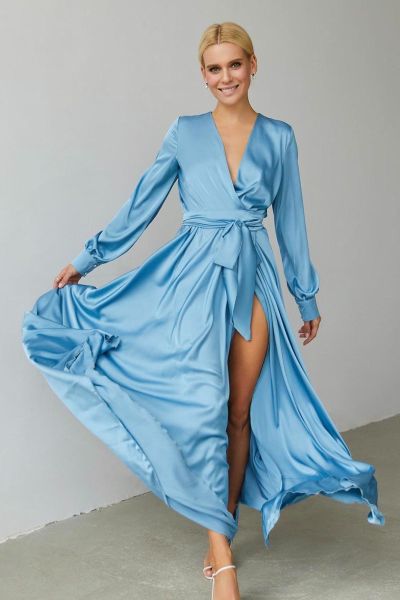 błękitna wieczorowa sukienka satynowa na wesele