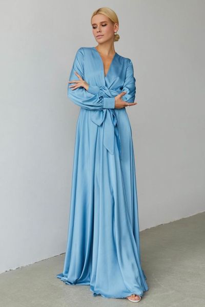 błękitna sukienka satynowa na wesele
