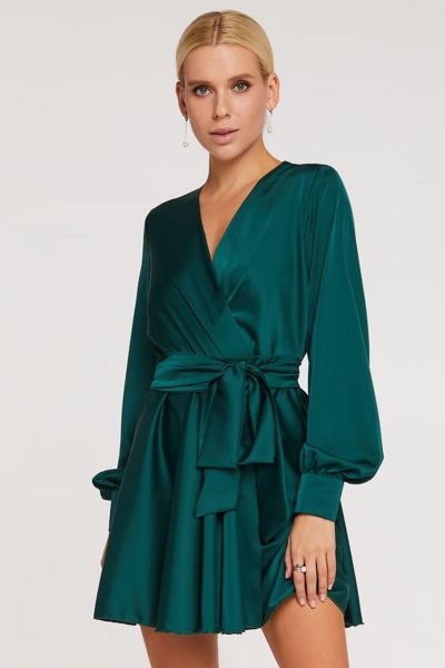 Zielona satynowa sukienka mini z kopertowym dekoltem