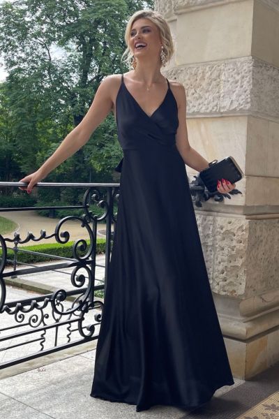 Długa sukienka satynowa na wesele czarna