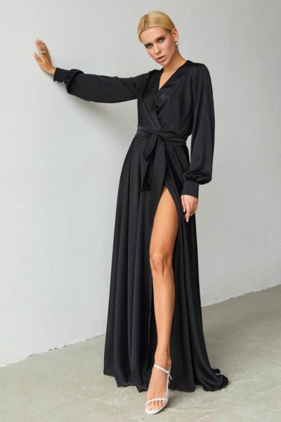 czarna maxi sukienka satynowa z długim rękawem i kopertowym dekoltem na wesele i na studniówkę