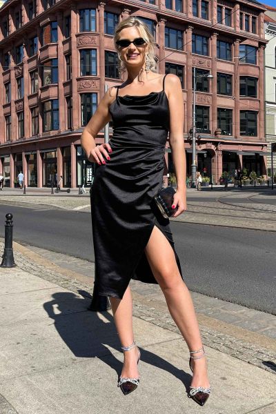 Czarna dopasowana satynowa sukienka midi na wesele Sasha-BK01-XS
