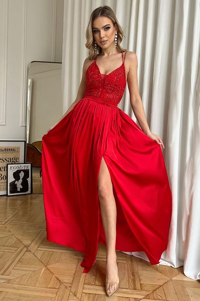 czerwona satynowa sukienka na studniówkę
