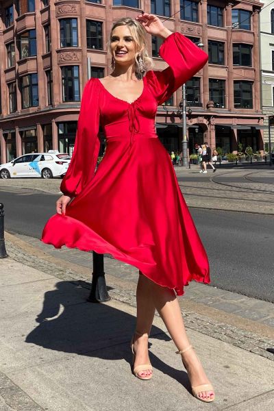 Czerwona satynowa sukienka midi
