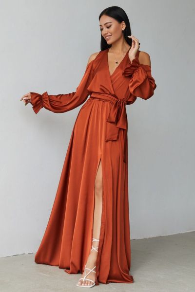elegancka satynowa sukienka maxi w kolorze ceglanym na wesele i na studniówkę