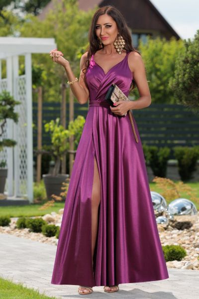 fioletowa maxi sukienka wieczorowa wykonana z satyny