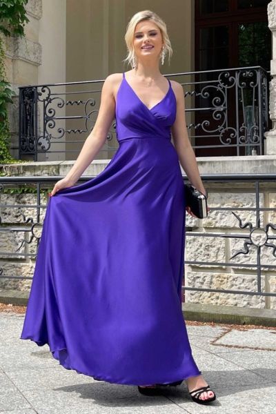 Długa sukienka satynowa na wesele fioletowa 