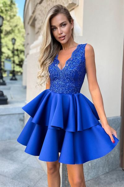 niebieska sukienka midi z rozkloszowanym piankowym dołem na wesele