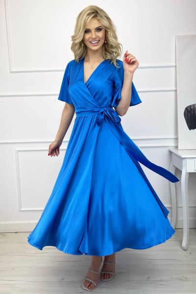 niebieska satynowa sukienka midi