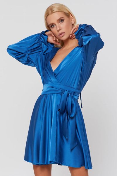 Niebieska satynowa kopertowa sukienka mini