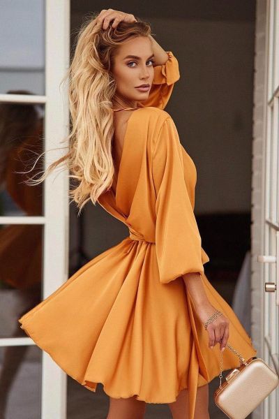 pomarańczowa sukienka satynowa