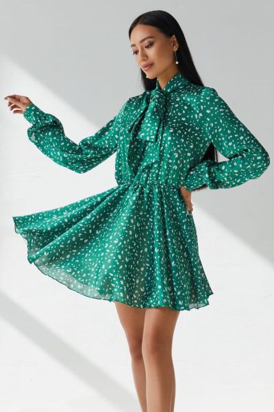 Krótka zielona sukienka w groszki