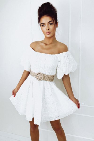 rozkloszowana biała sukienka