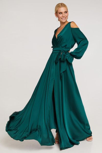 Zielona długa sukienka satynowa z dekoltem